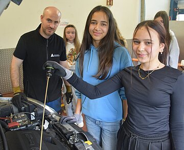 Ölstand-Prüfen beim Girls-Day des Teams Sauberes Karlsruhe.