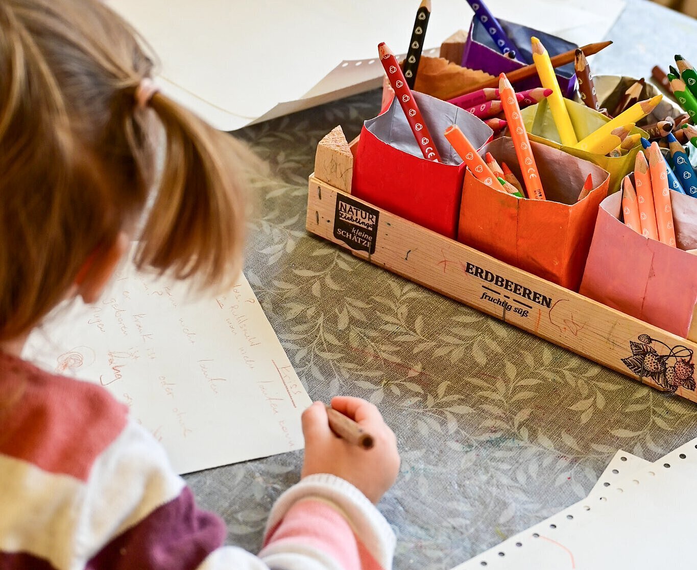 Kinder malen mit Malstiften
