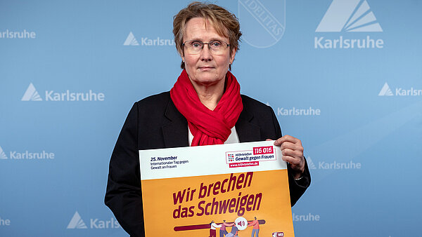 Erste Bürger­meis­te­rin Gabriele Luczak-Schwarz mit Plakat Wir brechen das Schweigen