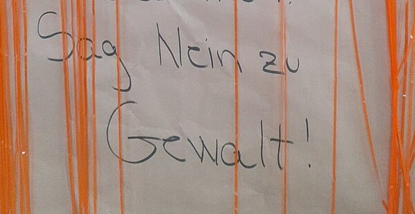 Plakat Gegen Gewalt: Gewalt versteckt sich hinter glänzenden Gardinen 