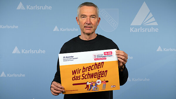 Martin Lenz mit Plakat Wir brechen das Schweigen