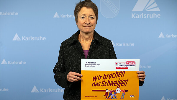 Bettina Lisbach mit Plakat Wir brechen das Schweigen