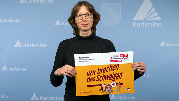 Gleichstellungsbeauftragte Verena Meister mit Plakat Wir brechen das Schweigen