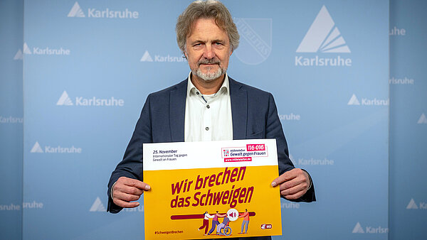 OB Dr. Frank Mentrup mit Plakat Wir brechen das Schweigen