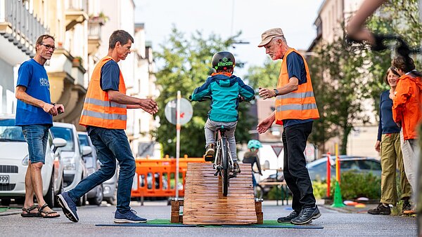 Kind fährt mit Fahrrad einen Fahrradparcour