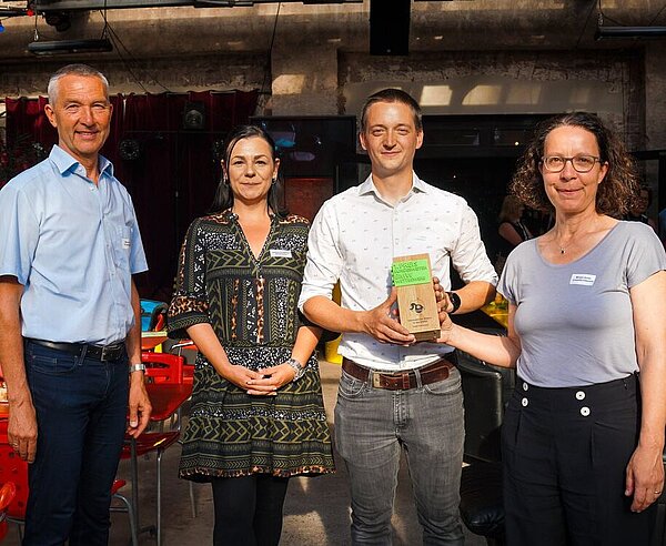 Menschen nehmen einen Preis entgegen