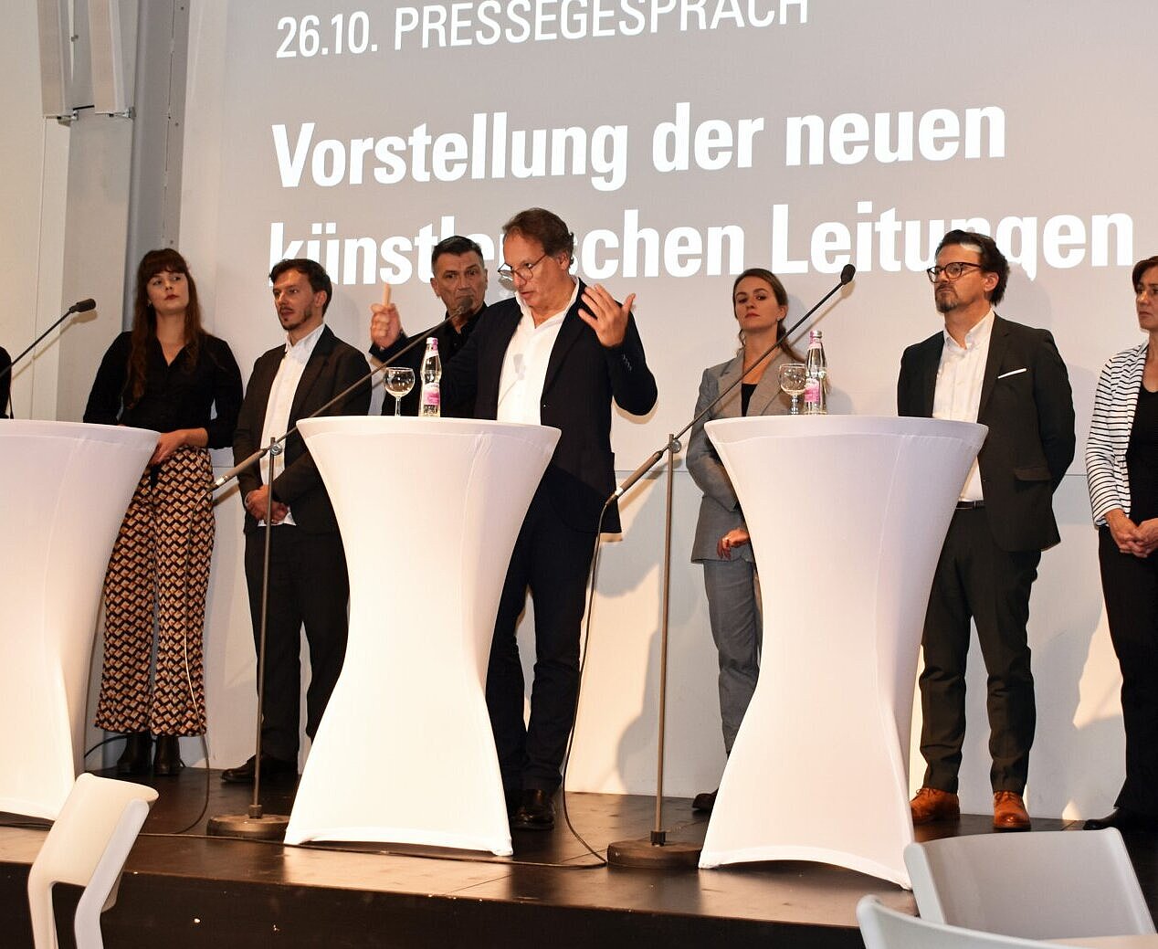 Der designierte Staatstheater-Intendant Christian Firmbach (5.v.r.) präsentiert sein Team für

Schauspiel, Ballett, Musik,

Oper und Digitales. 