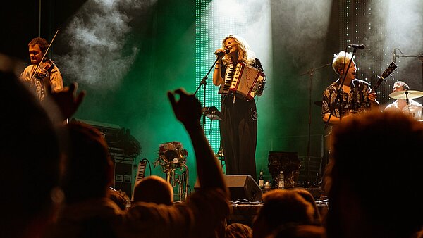 Die Band RasgaRasga rockte die Feldbühne.