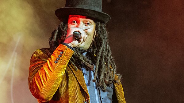 Frontmann Dellé der Berliner Band Seeed beim Auftritt in Karlsruhe