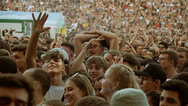 Publikum vor der Hauptbühne bei Das Fest 2022
