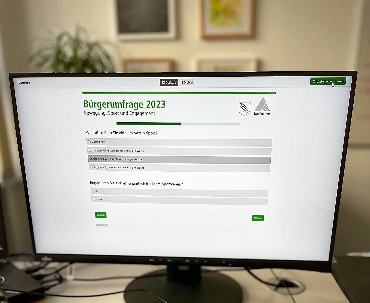 Computerbildschirm mit Umfrage