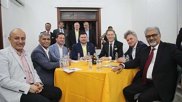 Austausch rund um den mit Karlsruher Unterstützung geplanten gut 90 Hektar großen „Eco-Industrial Park“ in Pune (v.l.): Rahul Ranjan Mahiwal, Comissioner der „Pune Metropolitan Region Development Authority“ (PMRDA), Prashant Girbane, Director General der „Mahratta Chamber of Commerce, Industries and Agriculture“ (MCCIA), Sascha Binder MdL, Tobias Vogt MdL, Staatsminister Dr. Florian Stegmann, Karlsruhes Oberbürgermeister Dr. Frank Mentrup und Ajay Mehta von „Shalimar Distributors and Investments.“