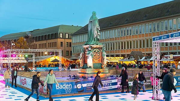 Vom 24. November 2022 bis 8. Januar 2023 können die Karlsruherinnen
und Karlsruher auf dem Schlossplatz ins Rollen kommen.