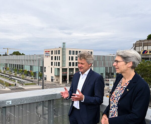 OB Mentrup, Staatssekretärin Zimmer, Professoren der Hochschule Karlsruhe und die Amtsleitung des Stadtbauamts stehen auf der Aussichtsplattform K-Punkt mit Blick auf die Kreuzung am Ettlinger Tor
