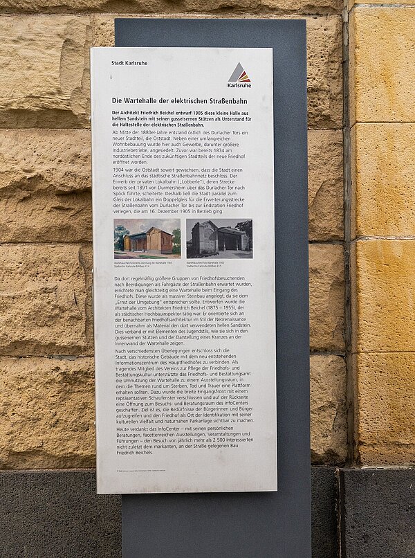 Dezentes Angebot: Eine der neuen Tafeln neben der Kapelle.