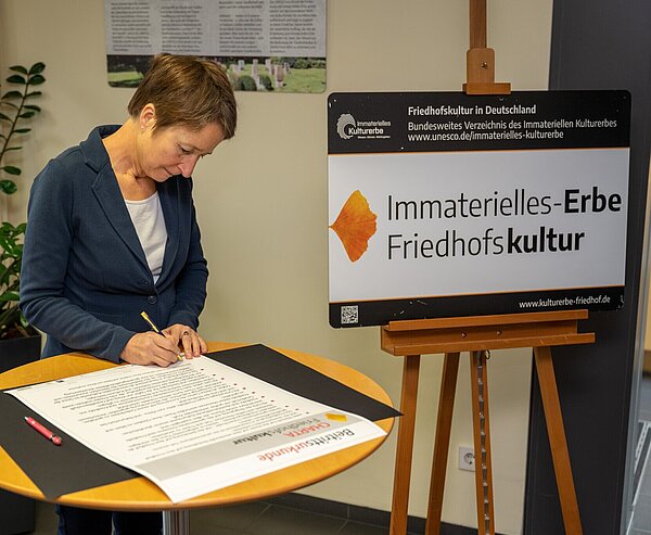 Erbe pflegen: Mit der Unterzeichnung durch BM Lisbach verpflichtet sich Karlsruhe, den Charta-Leitsätzen zu folgen.