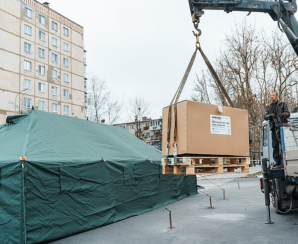 Im Rahmen von "Karlsruhe hilft" wurden zehn Wärmestationen in die zukünftige ukrainische Partnerstadt Winnyzja geliefert und vor Ort aufgebaut, um den Menschen Schutz vor der Kälte zu bieten. 