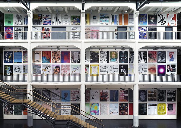 Plakatwand an der Hochschule für Gestaltung Karlsruhe