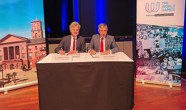 Karlsruhes Obergürgemeister Dr. Frank Mentrup und IWGA-Präsident José Perurena unterschreiben das Undertaking.