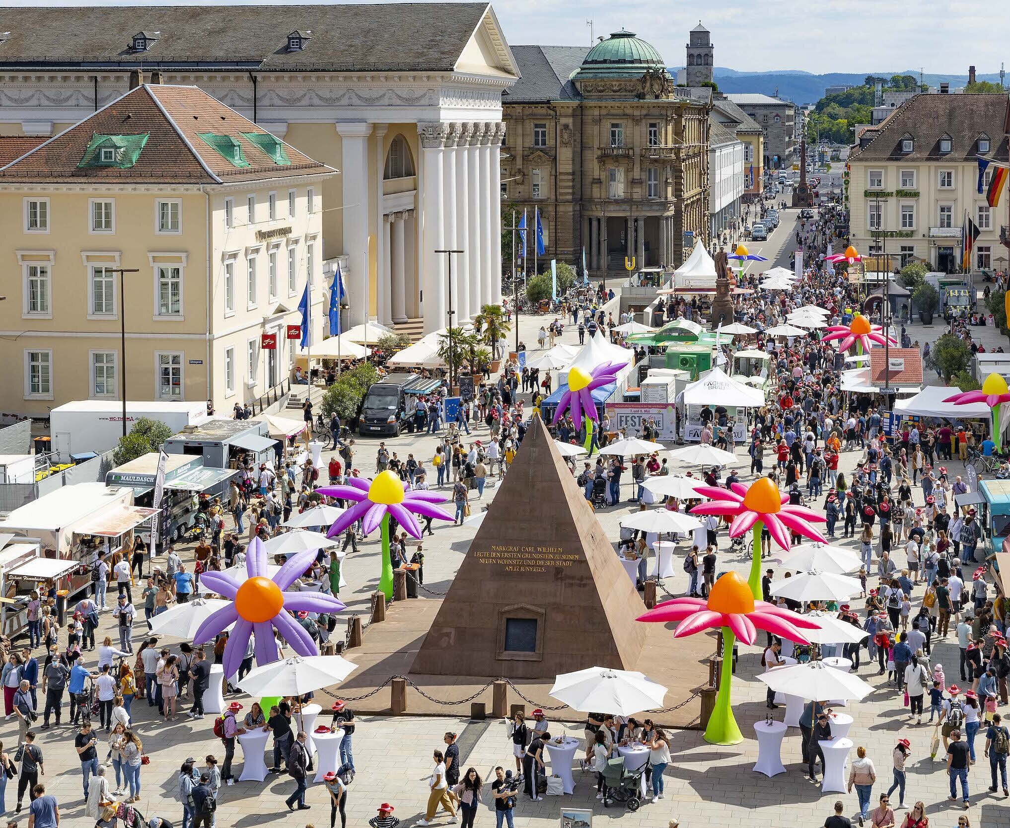 Luftbild des geschmückten Marktplatz mit Pyramide im Zentrum während des Fests der Sinne