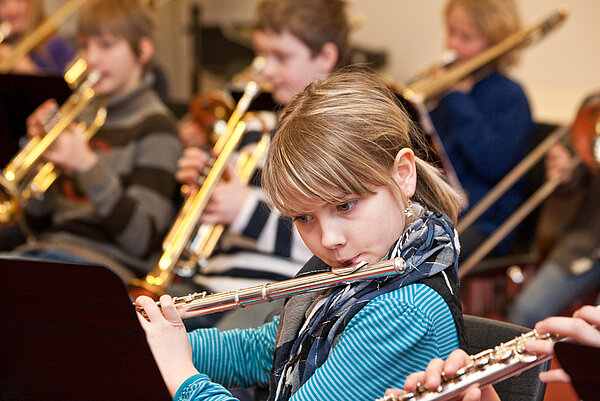 Kinder musizieren.