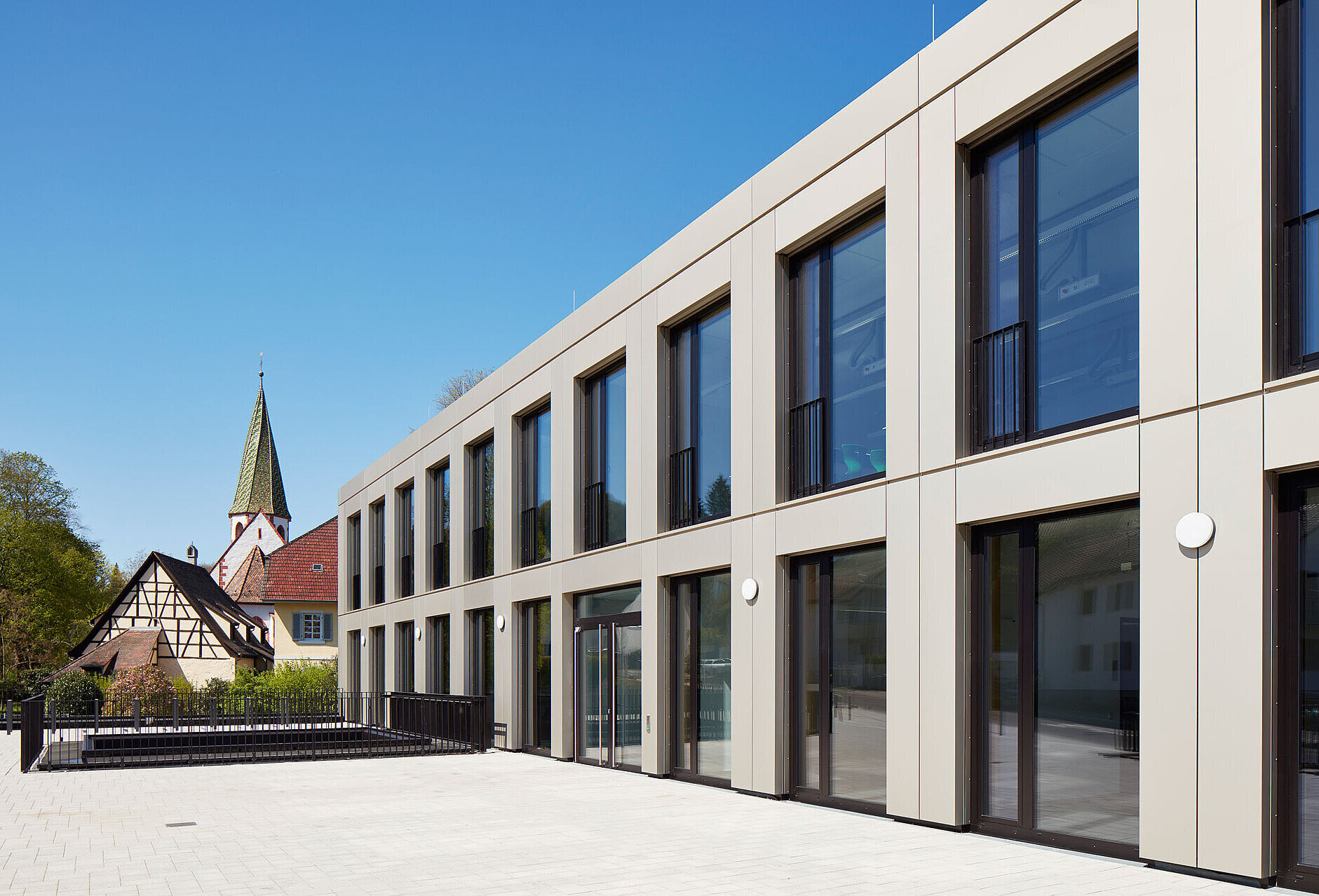 Blick auf einen Abschnitt der Südfassade, einschließlich des Nebeneingangs der Schule.