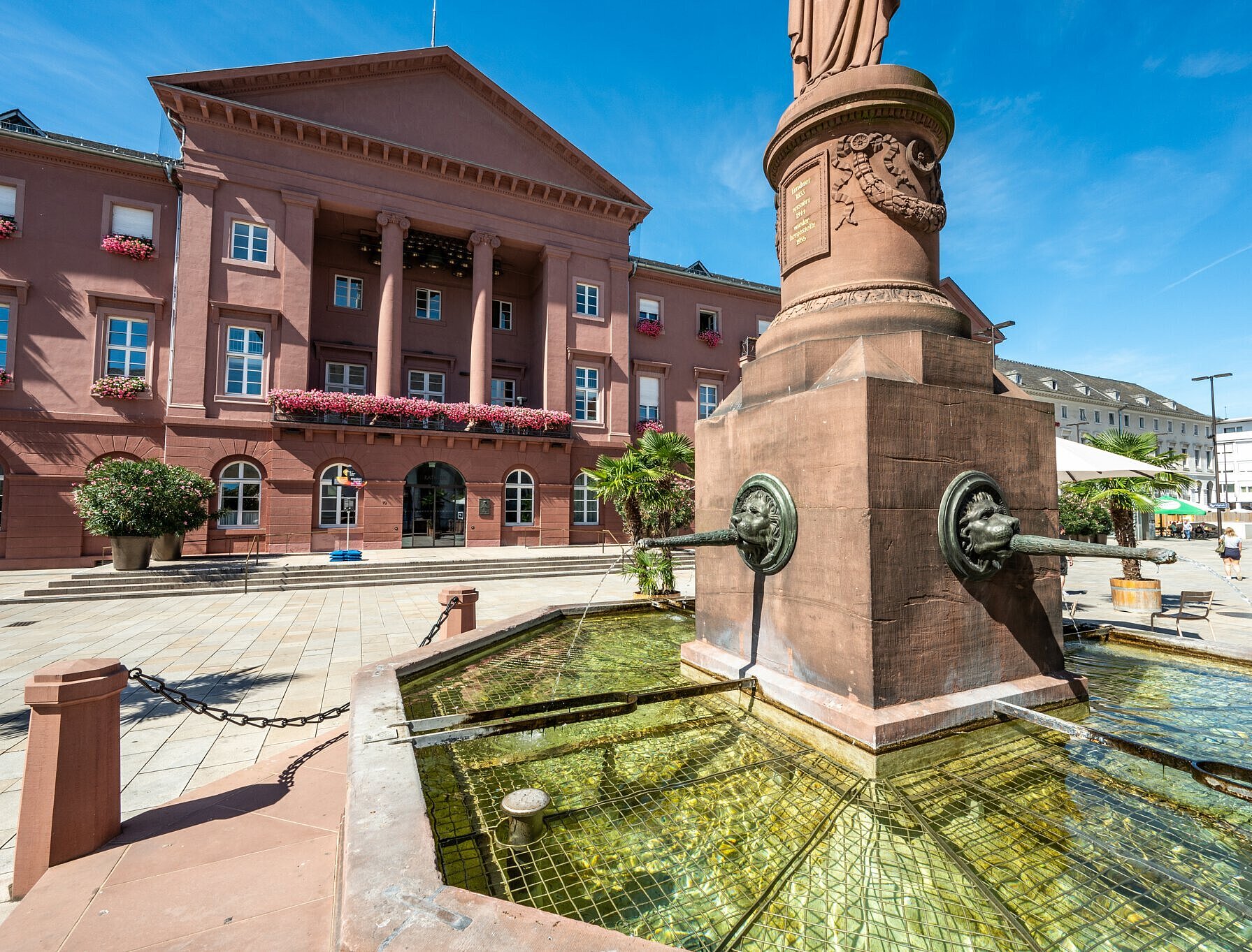 Rathaus am Marktplatz Außenansicht des Rathausgebäudes am Marktplatz mit Brunnen im Vordergrund