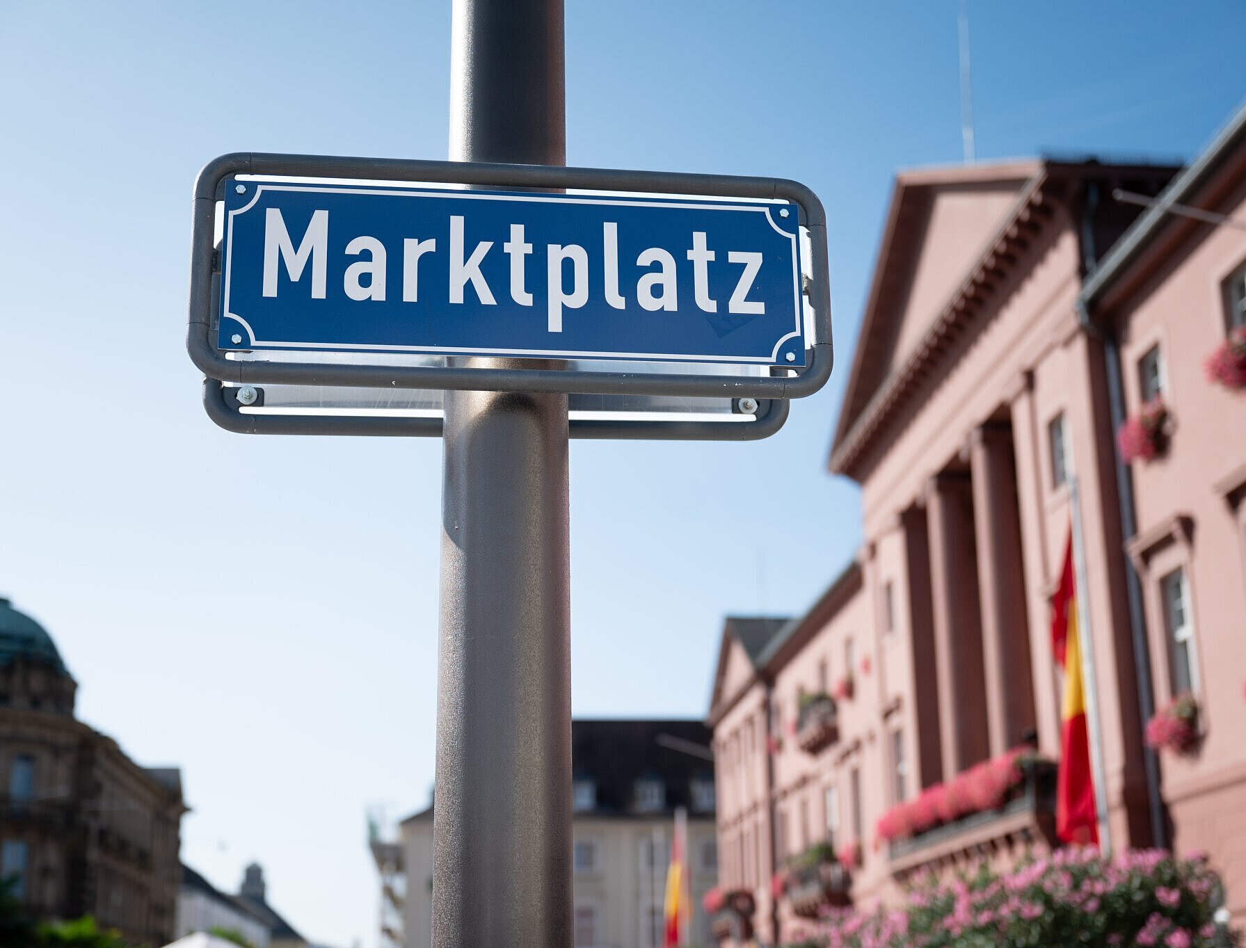 Schild Marktplatz Schild auf dem Marktplatz steht vor dem Rathaus in Karlsruhe