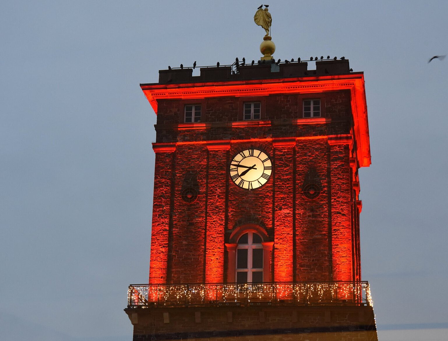 Weihnachten Weihnachtlich beleuchteter Rathausturm zur Winterzeit