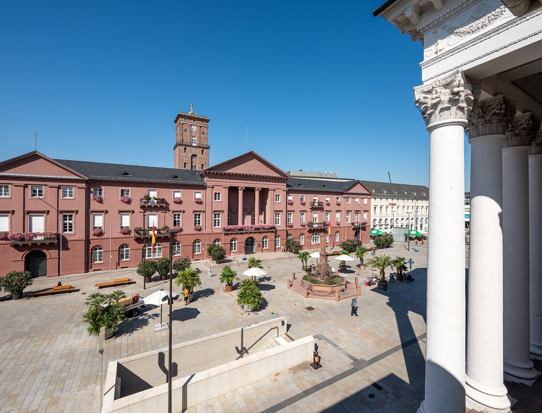 Rathaus am Marktplatz Außenansicht des Rathausgebäudes am Marktplatz in Karlsruhe