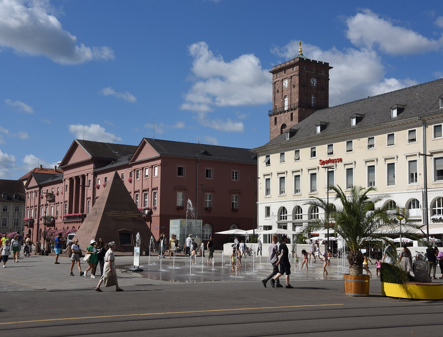 Marktplatz im Sommer Die Wasserspiele sorgen im Sommer für eine Erfrischung auf dem Marktplatz.