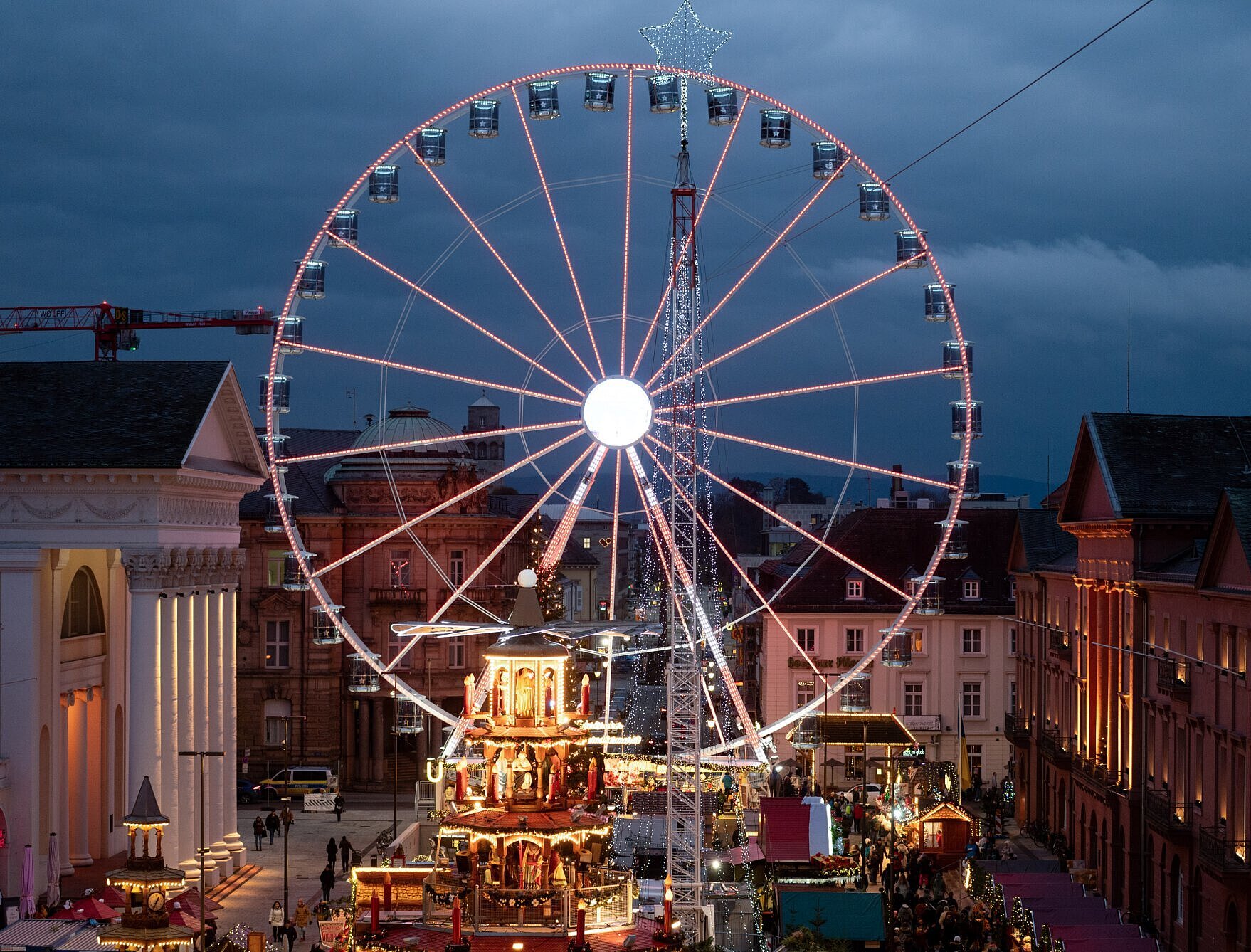 Weihnachtsmarkt Weihnachtsmarkt am Marktplatz in Karlsruhe bei Abend