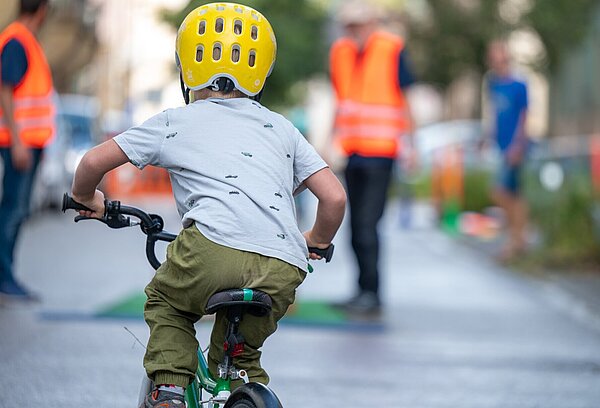 Karlsruhe spielt 2023 Kind fährt auf Straße mit Fahrrad