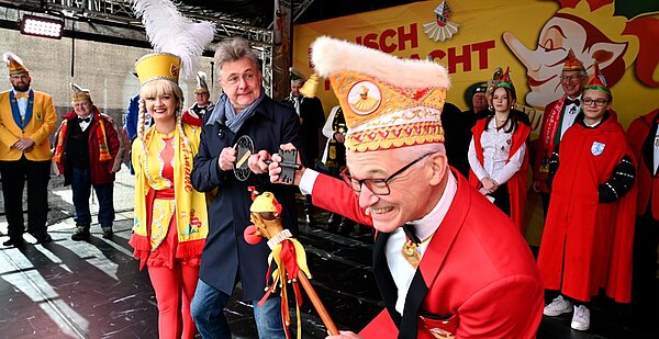 Rathaussturm 2023 Festausschuss-Präsident Michael Maier versucht OB Mentrup dem Rathausschlüssel zu entwenden