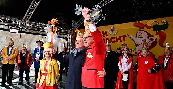 Rathaussturm 2023 Festausschuss-Präsident Michael Maier jubelt mit dem Rathausschlüssel in der Hand