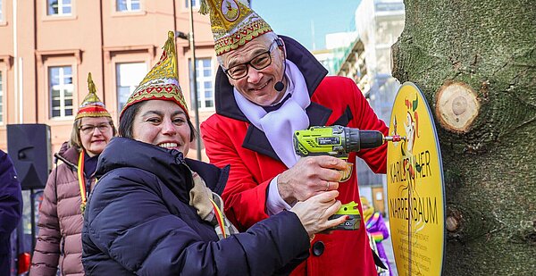 Narrenbaum 2025 Umwidmung des Christbaums auf dem Marktplatz zum Narrenbaum am 15.02.2025, Dr. Rahsan Dogan (CDU) mit Michael Meier (Präsident Festausschuss Karlsruher Fastnacht e.V.)