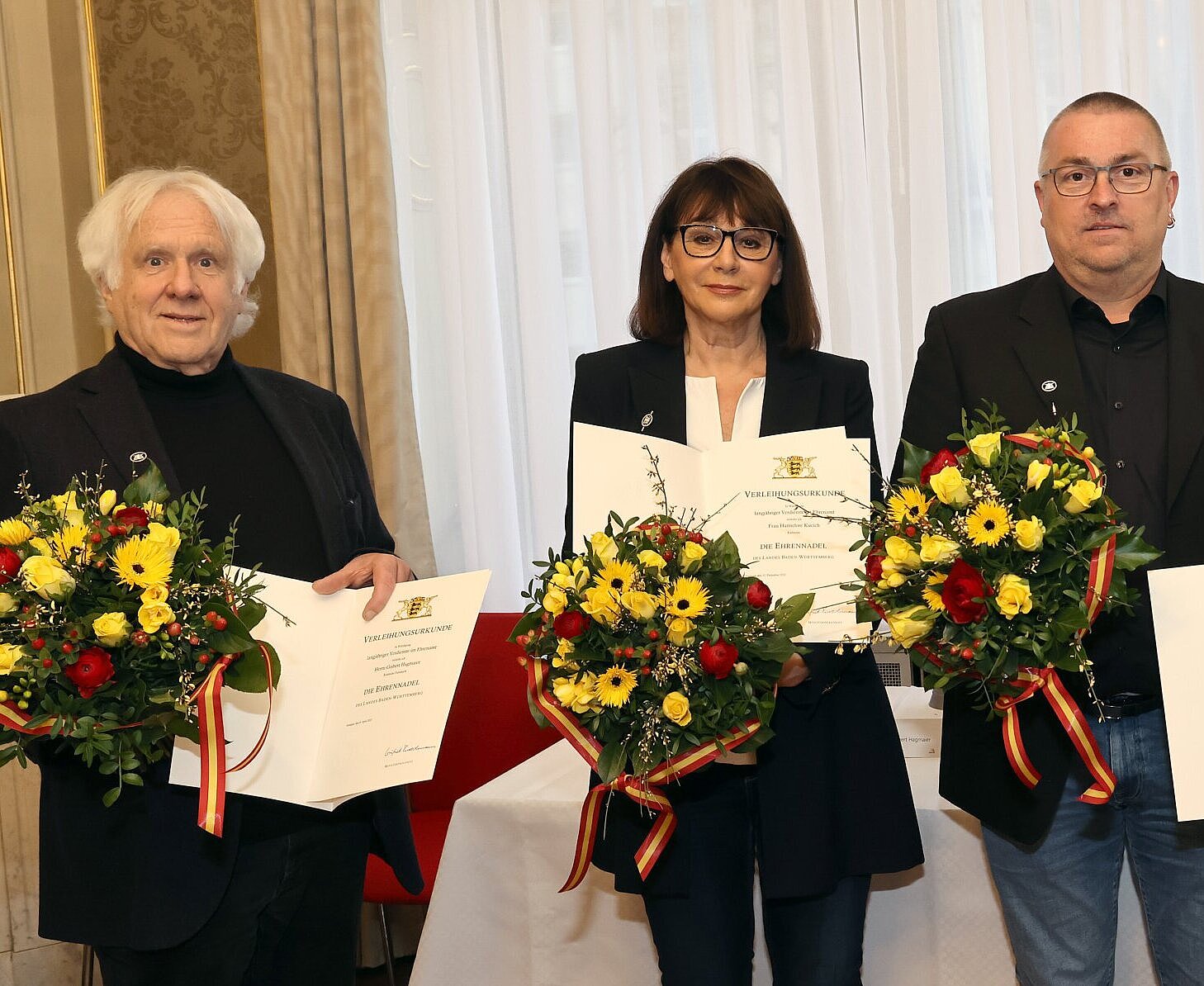 Erste Bürgermeisterin Gabriele Luczak-Schwarz überreichte die Landesehrennadeln an Michael Borrmann, Hannelore Kucich und Gisbert Hagmaier (v.r.n.l.)