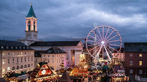 Weihnachtsmarkt auf dem Marktplatz in Karlsruhe