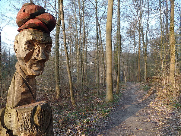 Holzkunstwerk WaldZeit Das Bild zeigt ein Kunstwerk des Waldpfades WAldZeit.