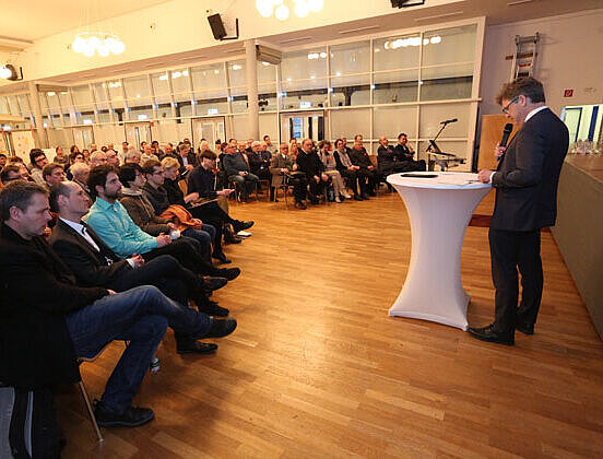 Eröffnungsrede Bild mit Publikum und Oberbürgermeister Dr. Mentrup am Rednerpult.