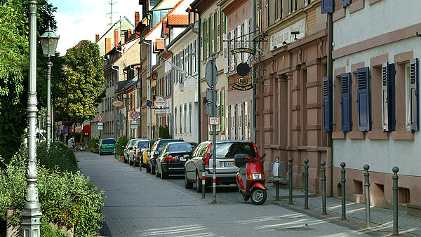 Am Künstlerhaus Straße mit Gebäuden