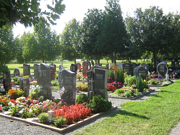 Friedhof Oberreut   Das Bild zeigt Gräber auf dem Friedhof Oberreut.
