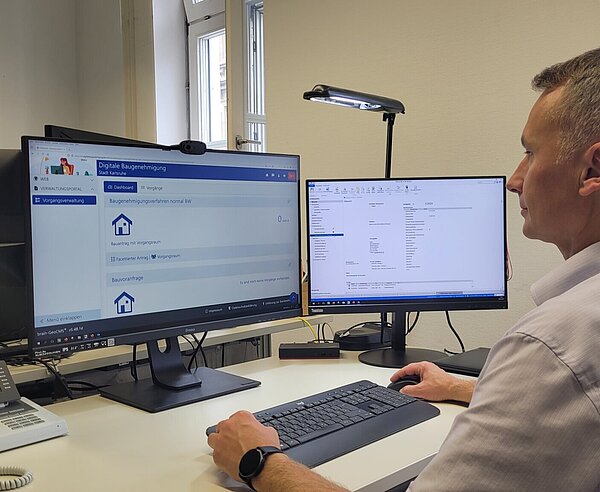 Digitaler Bauantrag Ein Mitarbeiter des Bauordnungsamtes beim Bearbeiten eines digitalen Bauantrags