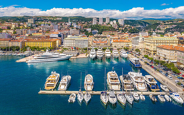 Blick auf den Hafen von Rijeka Ansicht des Hafens von Rijeka von schräg oben Richtung Stadt