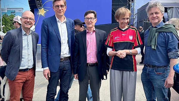 Eindrücke vom Zwischenstopp am Europatag in Chisinau auf dem Weg nach Winnyzja in der Ukraine. Das Foto zeigt von rechts nach links: Oberbürgermeister Dr. Frank Mentrup, deutsche Botschafterin Magret Uebber, französischer Botschafter Graham Paul und Oberbürgermeister Mathieu Klein vor einem Hintergrund mit der Aufschrift 'Moldova Europeana' und europäischen Sternen.
