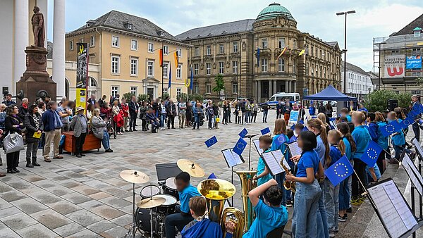 Europatag 2023 auf dem Marktplatz Auf dem Marktplatz brachte die Bläserklasse der Europaschule die Europahymne und die Nationalhymne der Ukraine zu Gehö