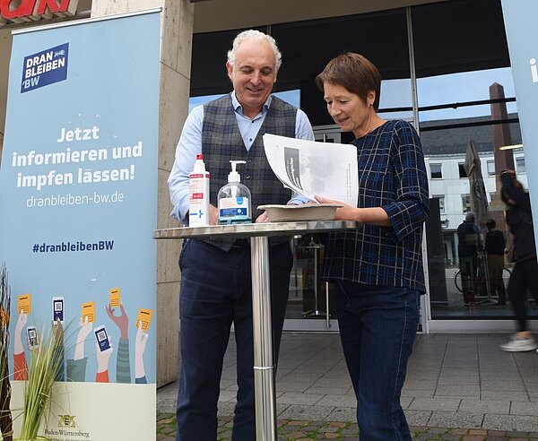Impfstützpunkt im ECE schließt Bilanz gezogen: Dr. Andreas Ruf, Leiter des Impfstützpunkts am Ettlinger Tor, it Bürgermeisterin Bettina Lisbach.