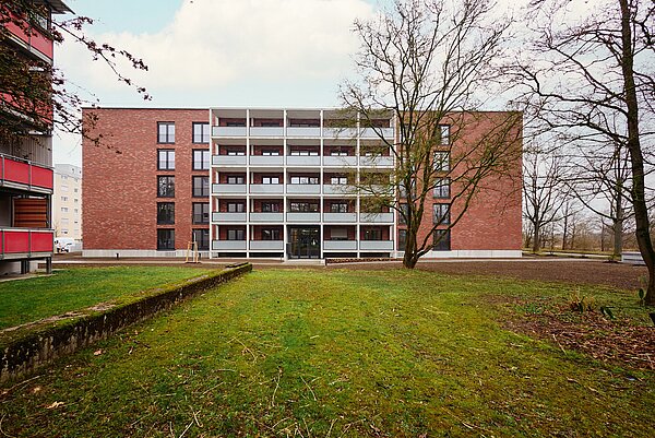 Josef-Schofer-Straße 2 Das modernisierte Gebäude in der Josef-Schofer-Straße am alten Flugplatz