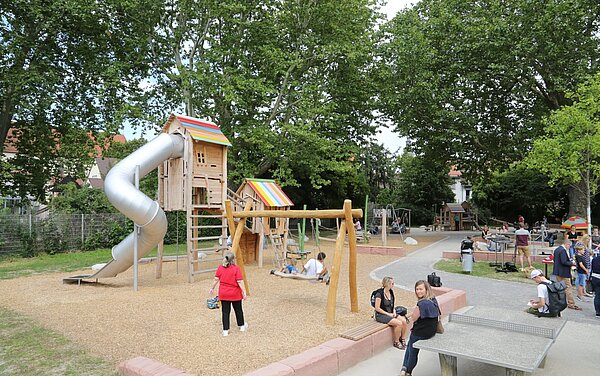 Kinderspielplatz Alter Friedhof in Durlach Das Bild zeigt den Spielplatz Durlach bei der Neueröffnung.
