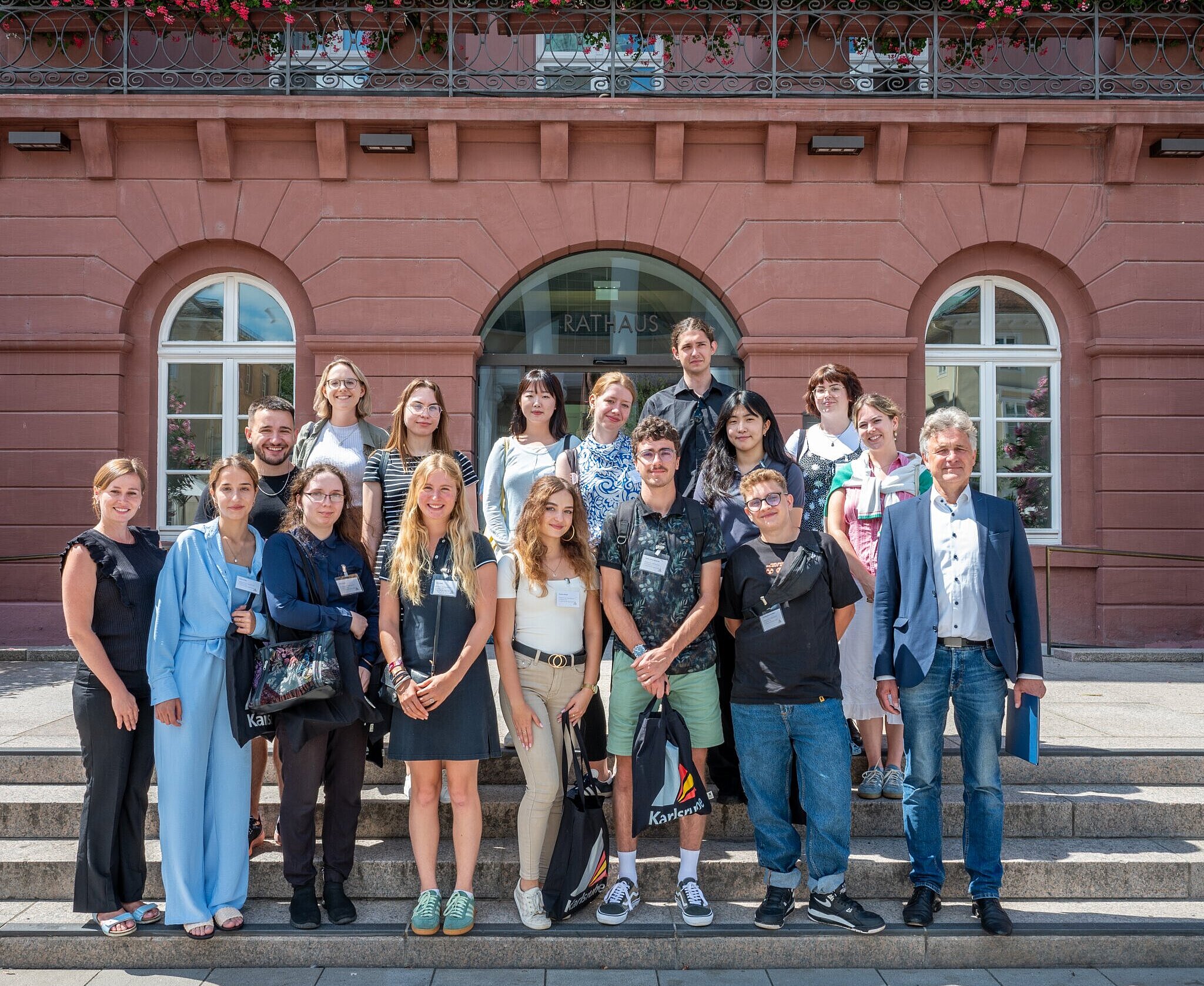 Sommerpraktikanten Begrüßung der Sommerpraktikantinnen und -praktikanten vor dem Rathaus durch OB Dr. Frank Mentrup